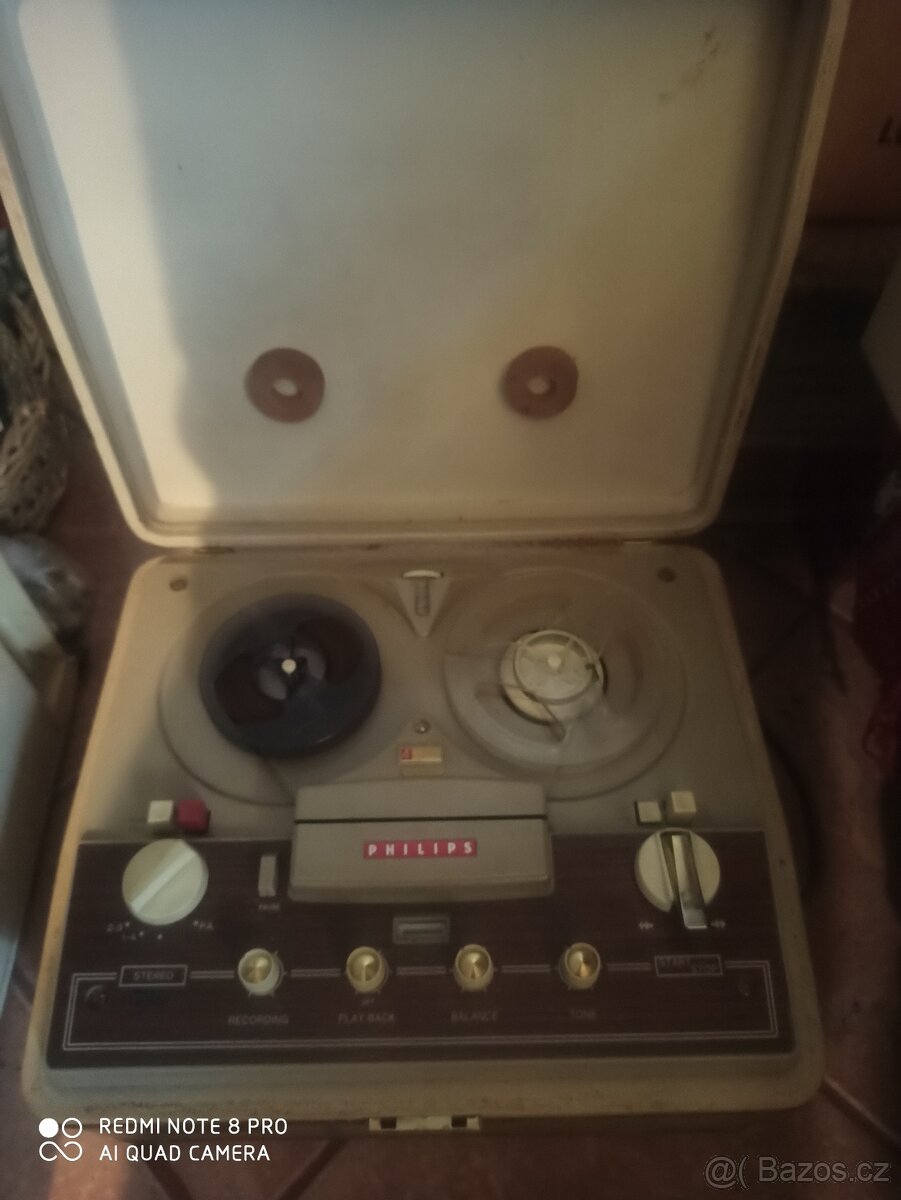 Nabízím sbírku rádii a magnetofonu.Cena dohodou. - 12