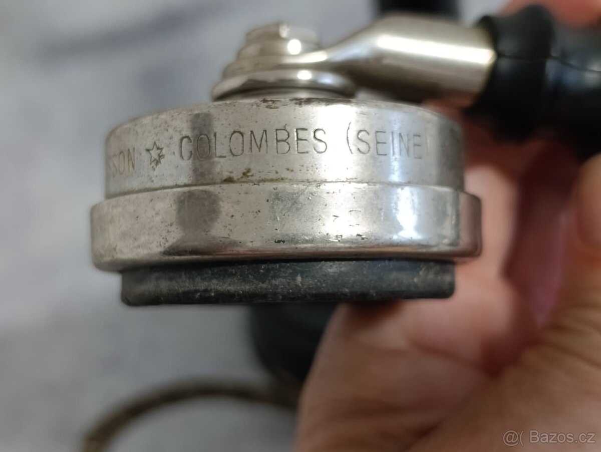 Velmi starý telefon s kruhovou základnou.se stítkem Ericsson - 12