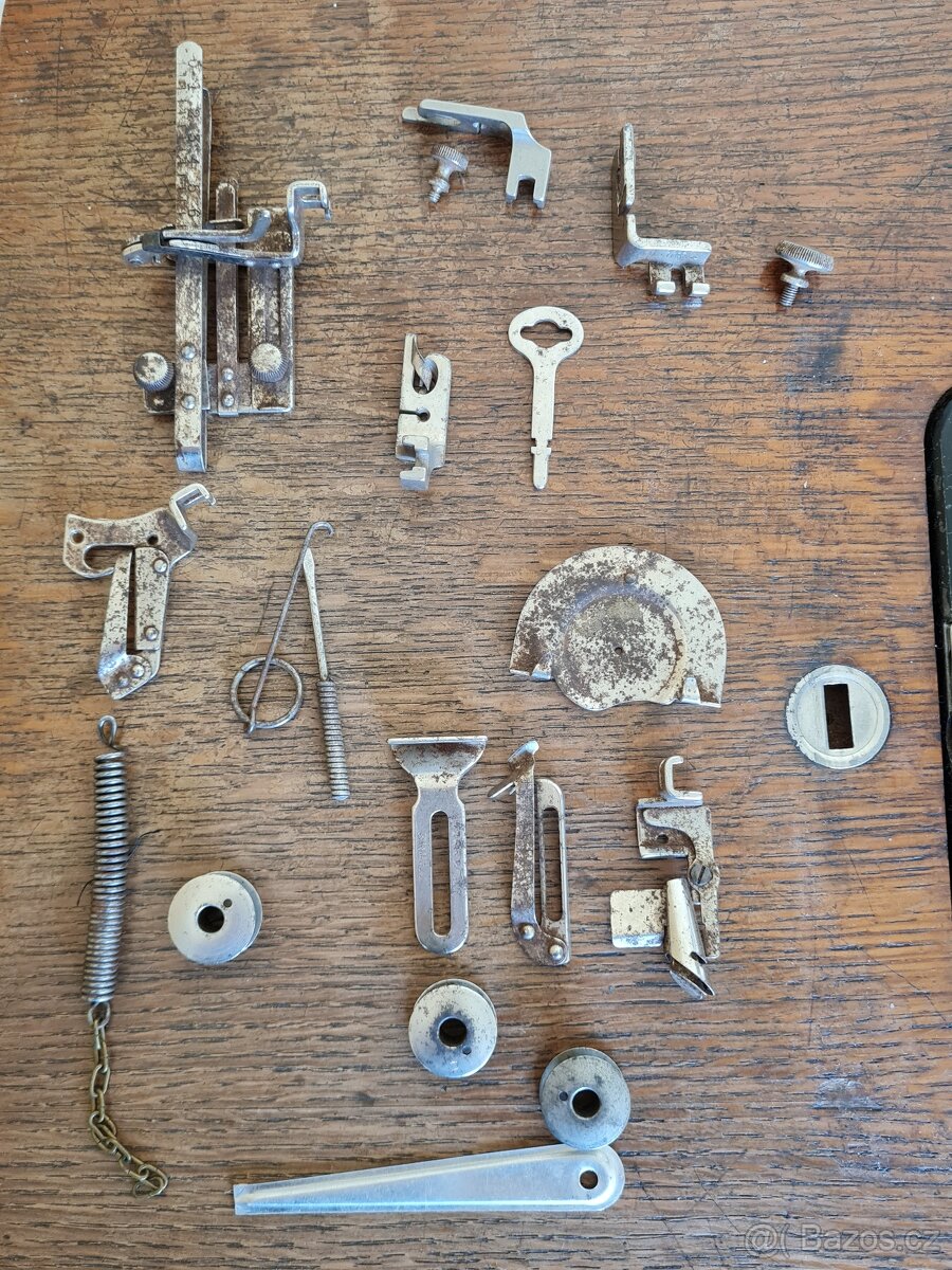 Historický šlapací šicí stroj Singer pro domácí užití - 12