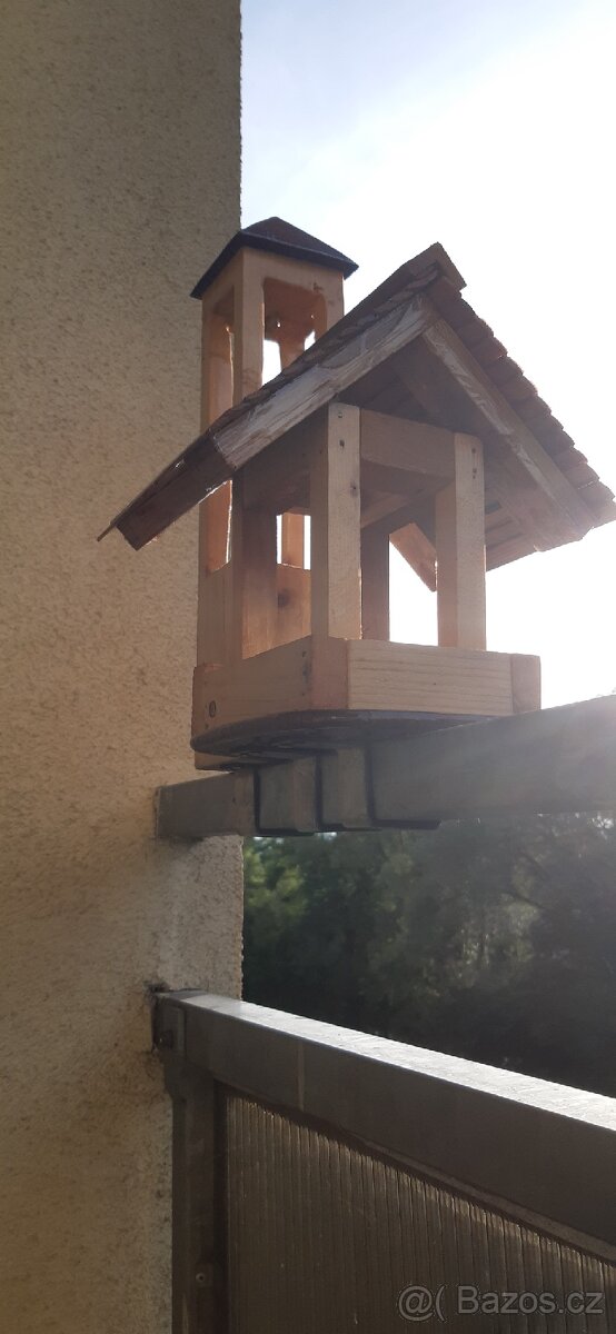 Dřevěné krmítko, ptačí budka, stolička, bedýnka
- 12