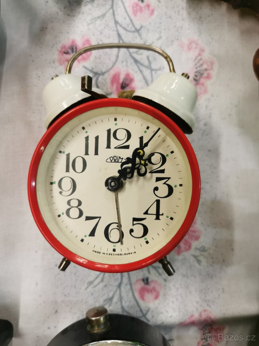 Staré mechanické budíky, nástěnné hodiny. - 12