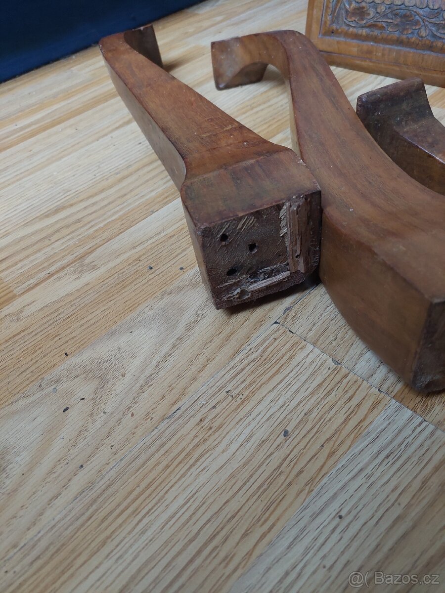 Ručně vyřezavany stolek - 12