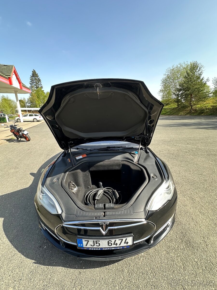 Tesla Model S P85 (2014) nabíjení zdarma - 12