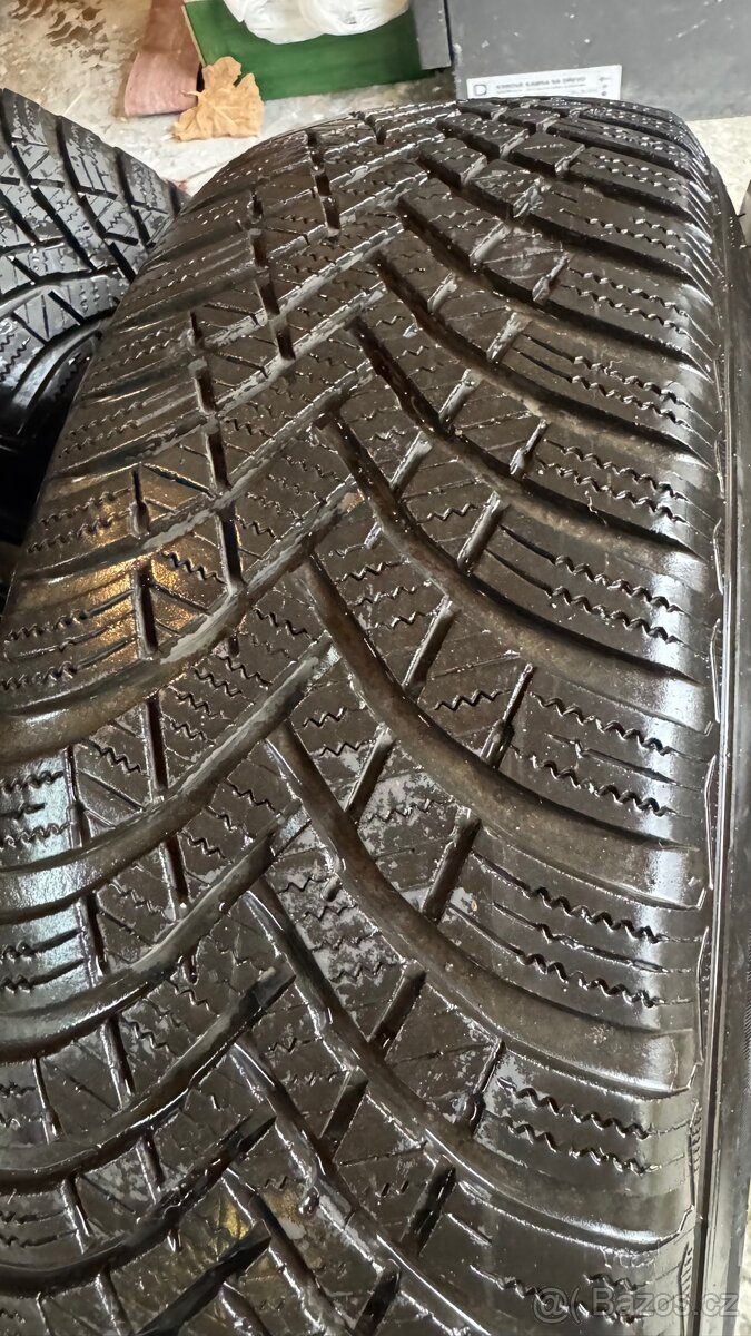 Zimní pneu R15 + plechové disky + poklice Mercedes - 12