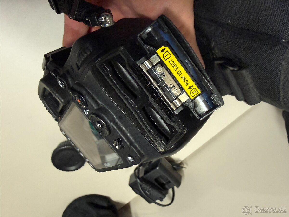Nikon D7000 s příslušenstvím - 12