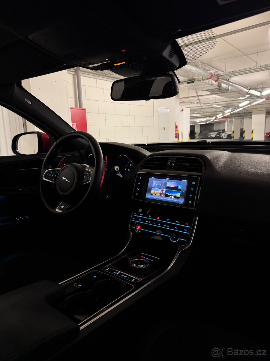 Jaguar XE 2.0D 4x4 R-SPORT DYNAMIC - 12