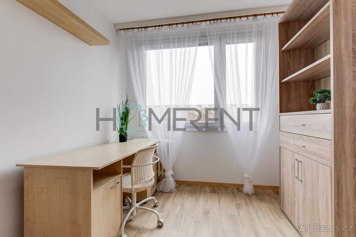 Pronájem prostorného bytu 3+1 s lodžií, sklepem a výtahem – - 12