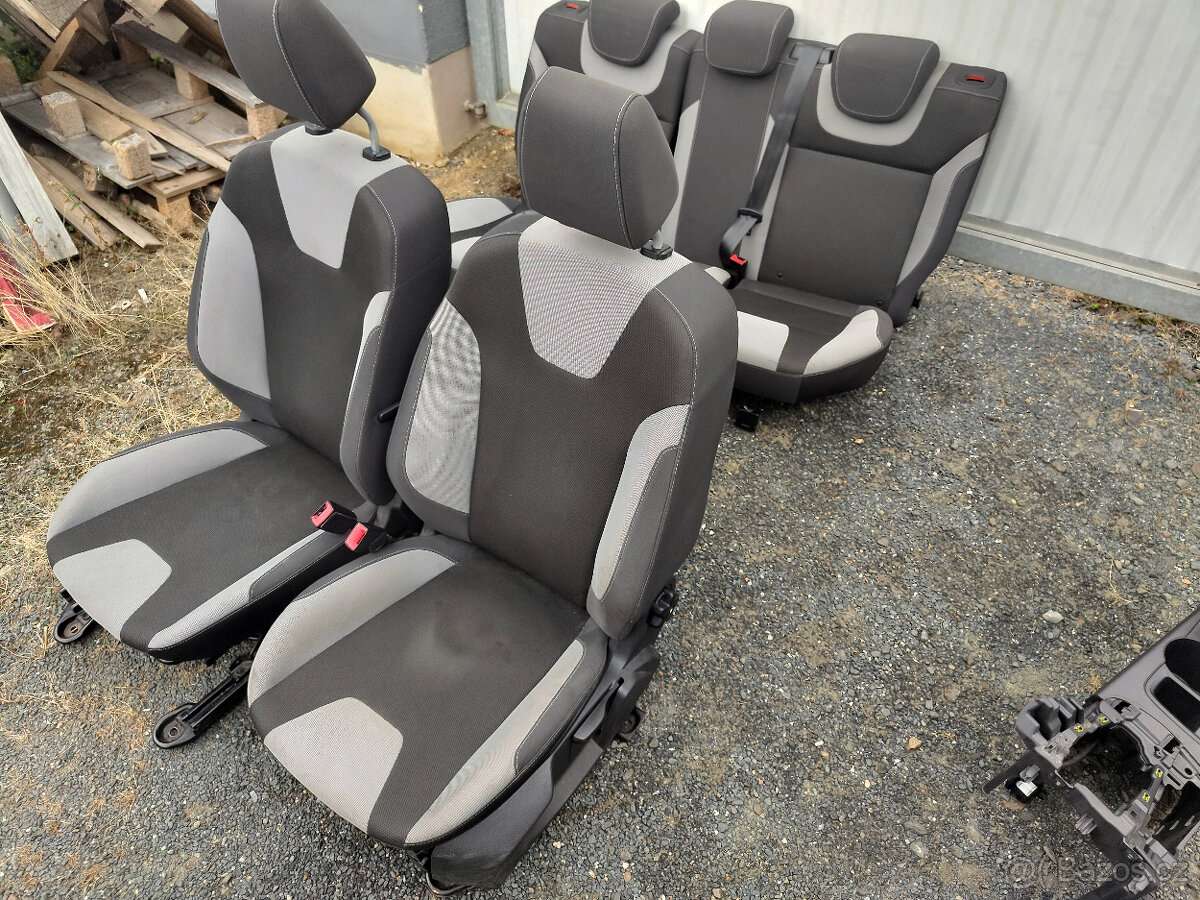 Sedačky, tapeci, koberec... Focus III - 12