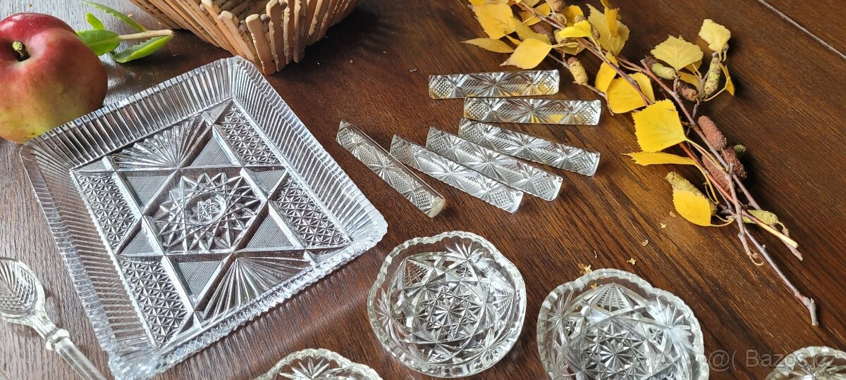 Sada starožitného nádobí z broušeného skla - 12