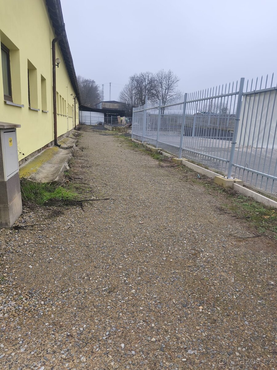 Zpevněná oplocená plocha - 12