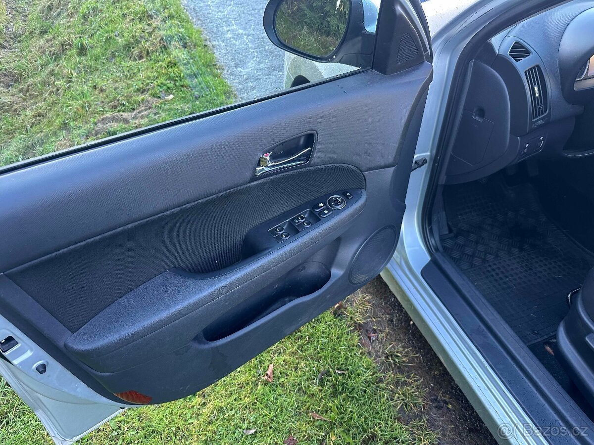 Hyundai i30 1,4i 80kW - rok 2011 - TOP STAV - Nová STK -ČR - 12