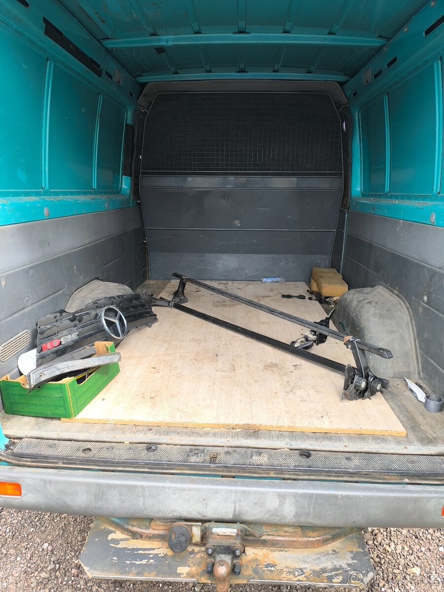 Mercedes sprinter.... R.v.2003. 6 míst - 12
