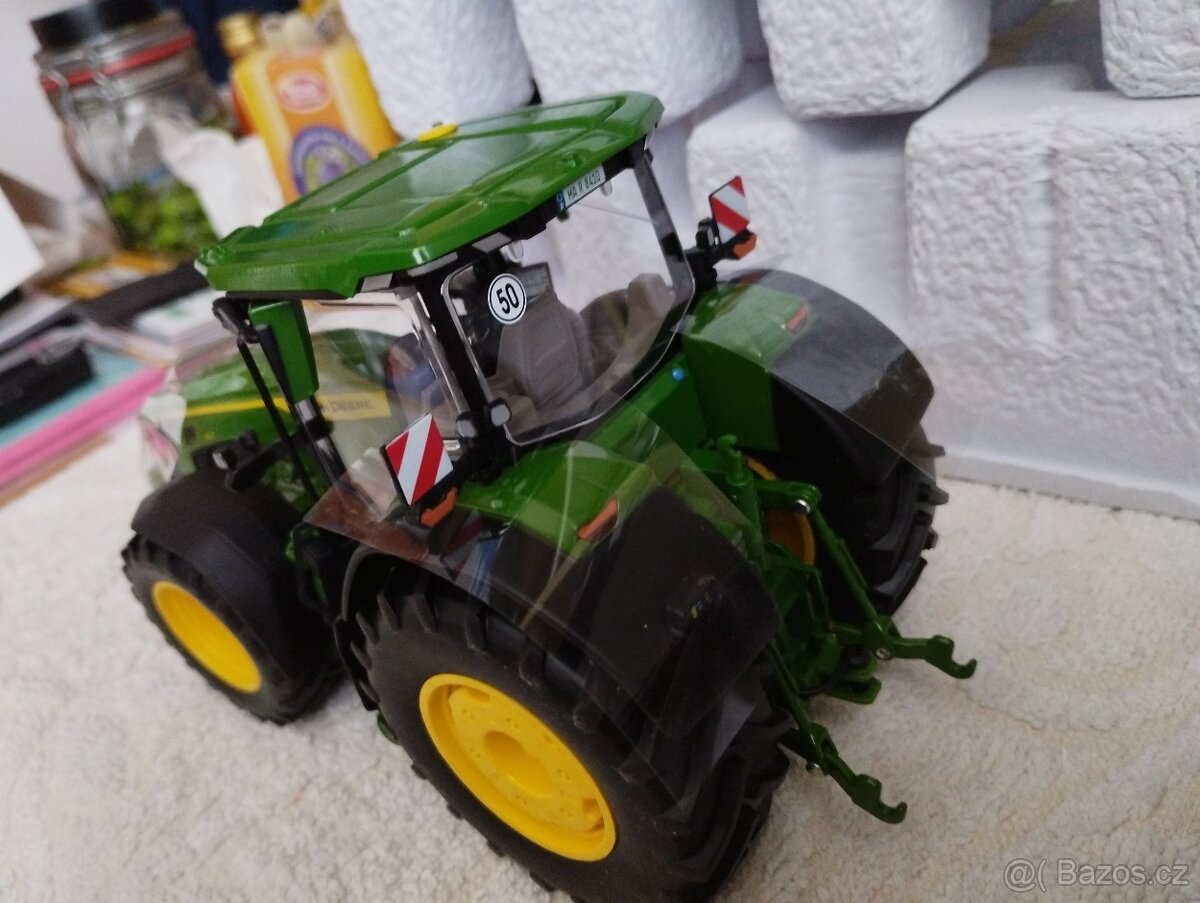 Wiking model zemědělského stroje John Deere 8R - 12