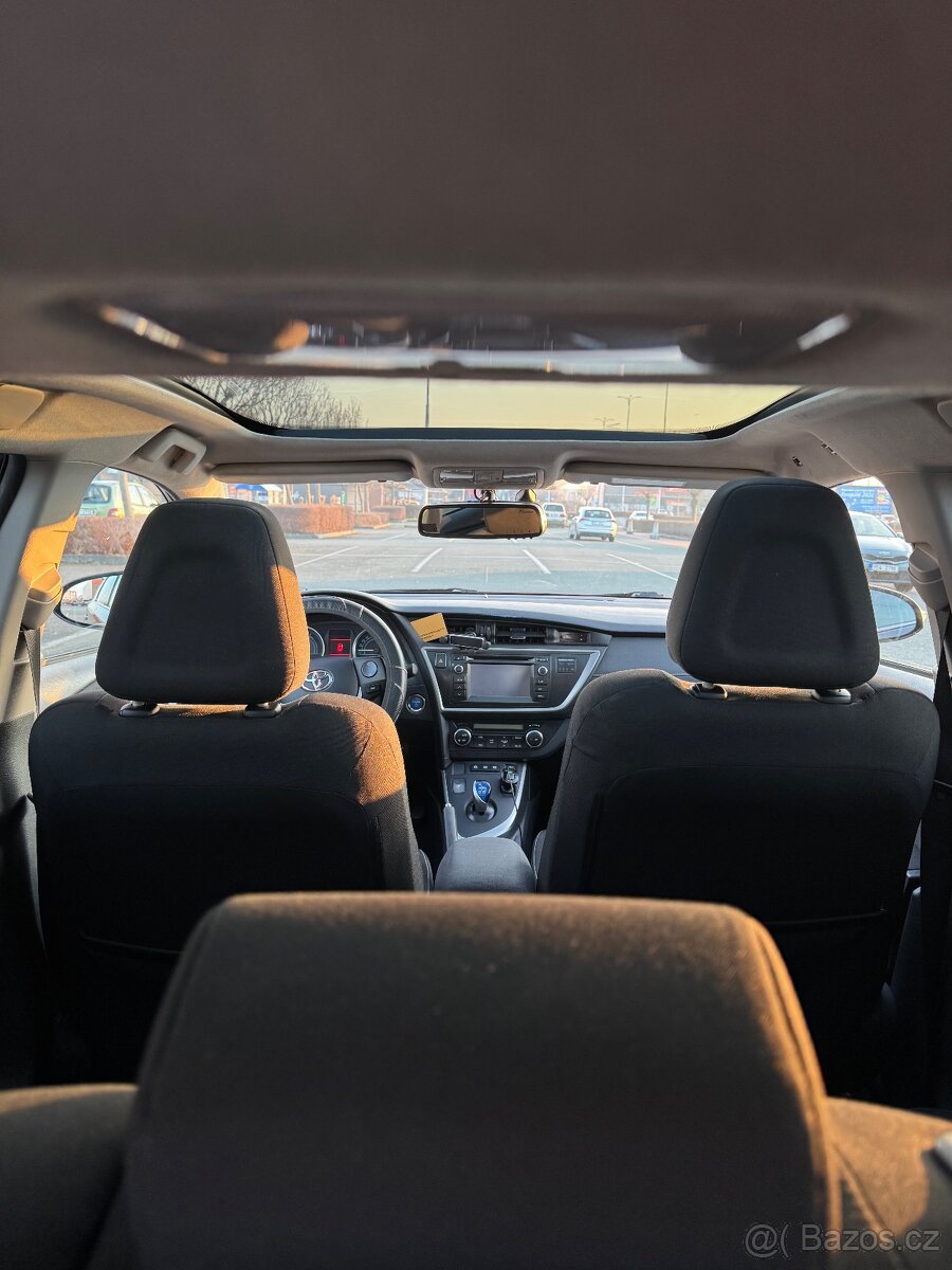 Toyota Auris hybrid - 12