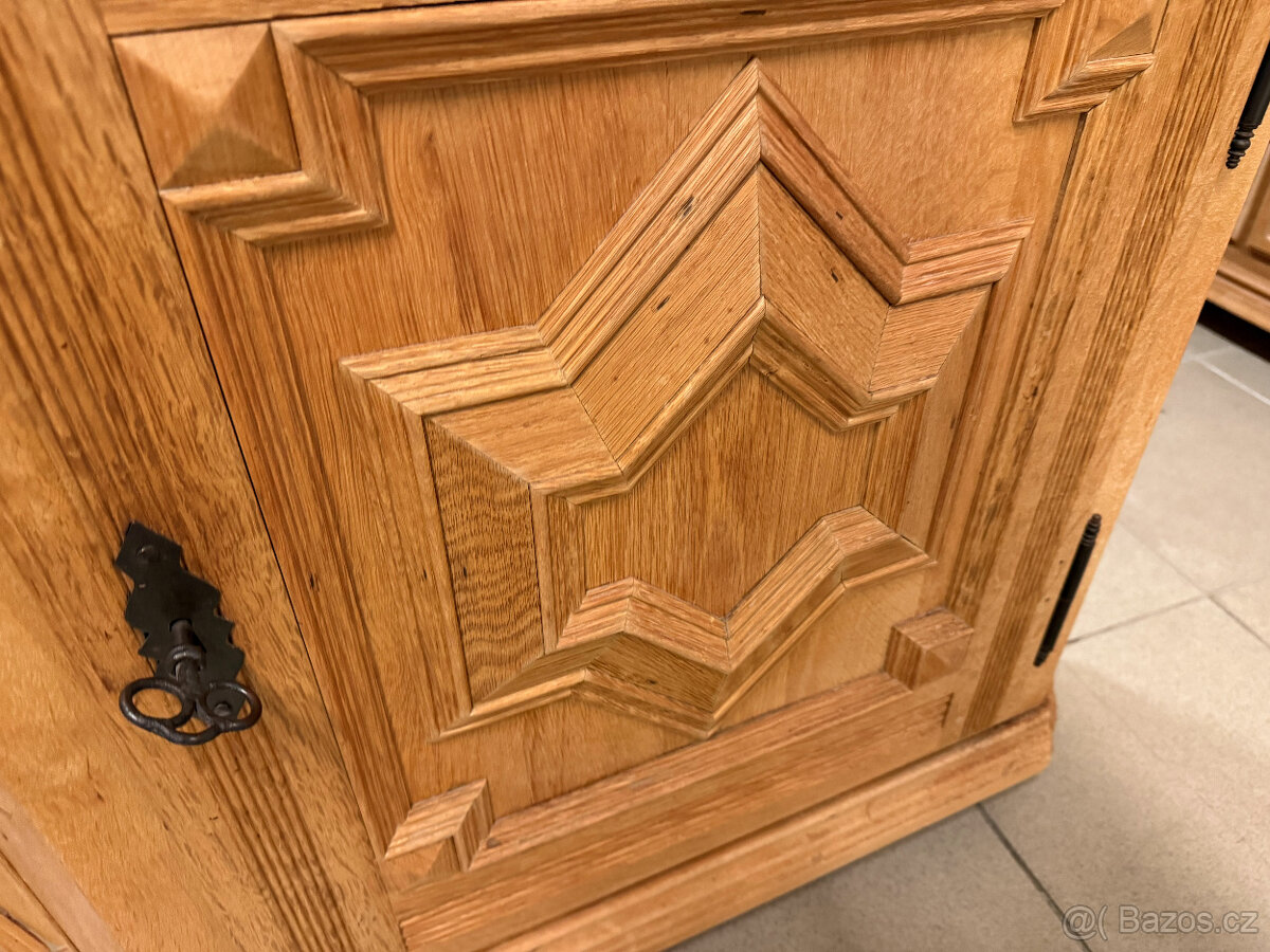 Rohová dubová prosklená vitrina- komplet masív - 12