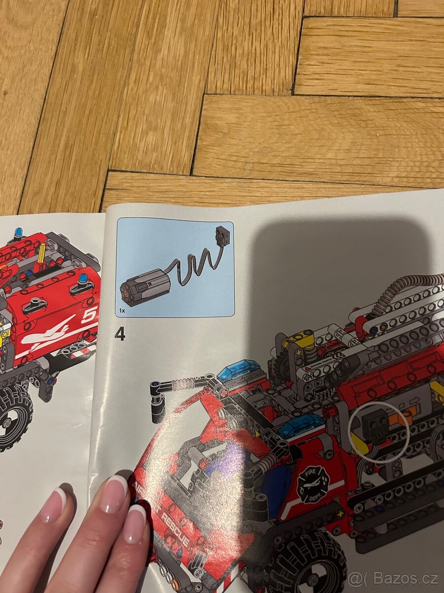 Lego Technic hasičské letištní auto 42068 - 12