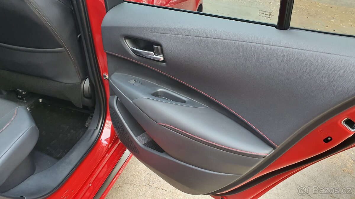 Toyota Corolla 1.8 HEV 140k TS GR Sport nová - 12
