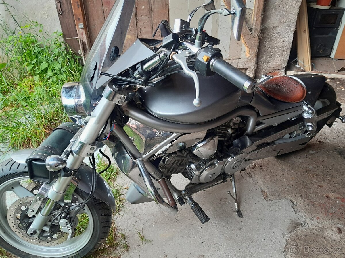 AQUILA Hyosung GV 650 - 12