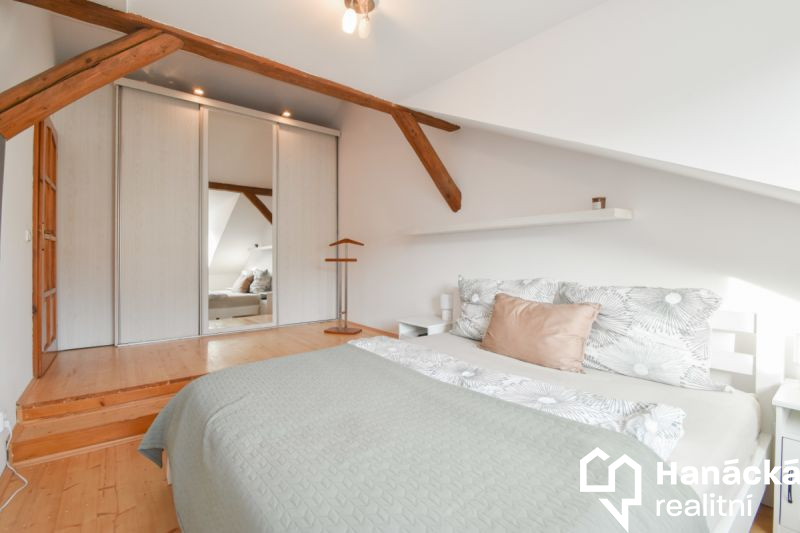 Pronájem podkrovního bytu 3+kk, 114 m² - ul.... - 12