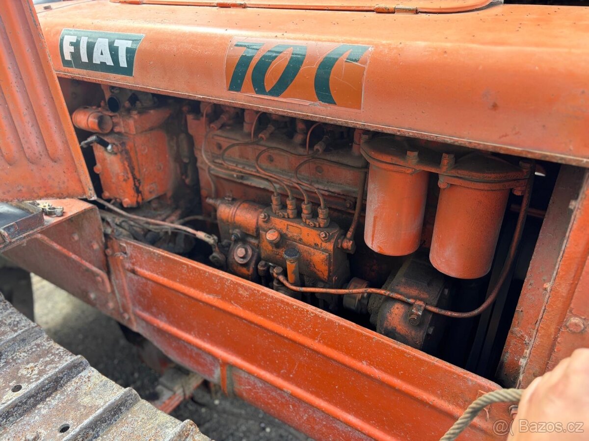 Pásový traktor Fiat 70C - 12