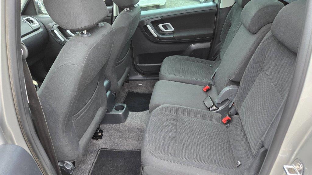 ŠKODA ROOMSTER 1.4 16V YOUNG - 12