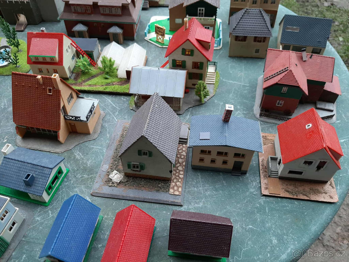 Vlačky domečky velikost N ,TT a H0 - 12