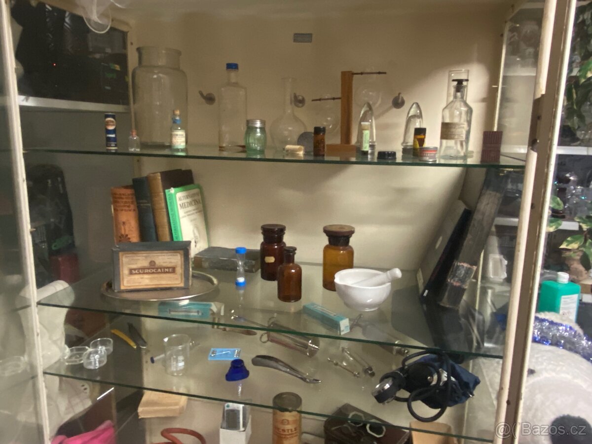 Stará lékařská skříň - 12