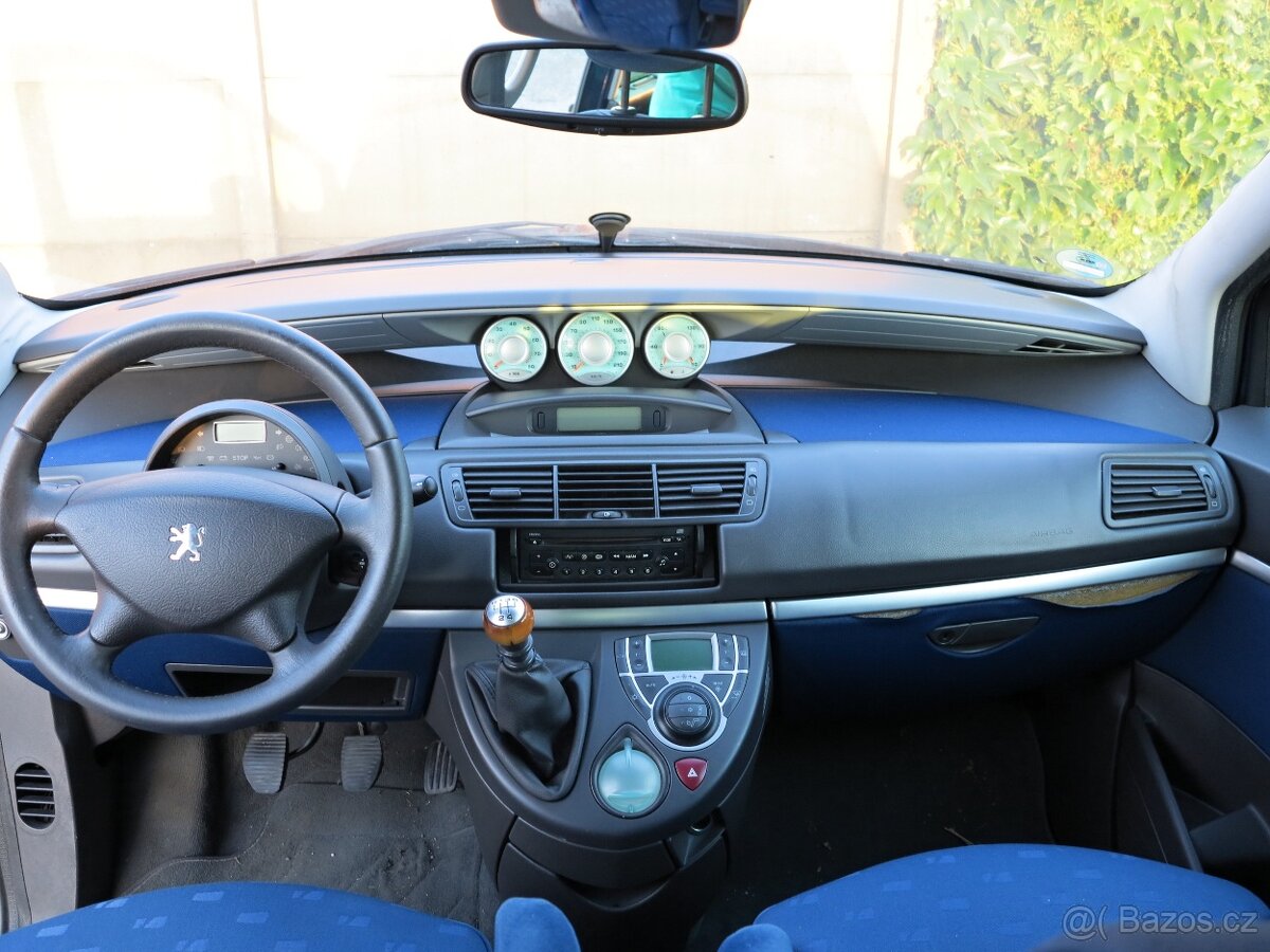 PEUGEOT 807 2.2.i TENDANCE r.v.08/2003 - 12