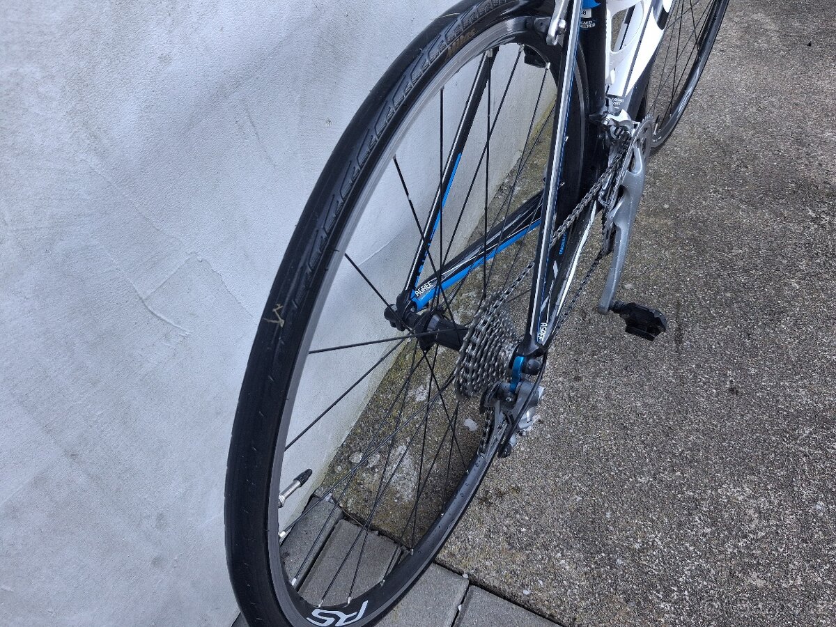 Karbonové silniční kolo CUBE - 12