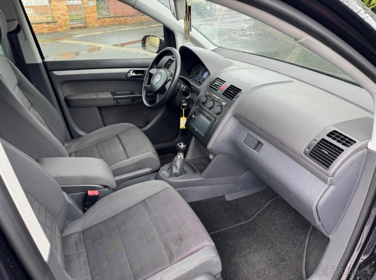 Volkswagen Touran - 12