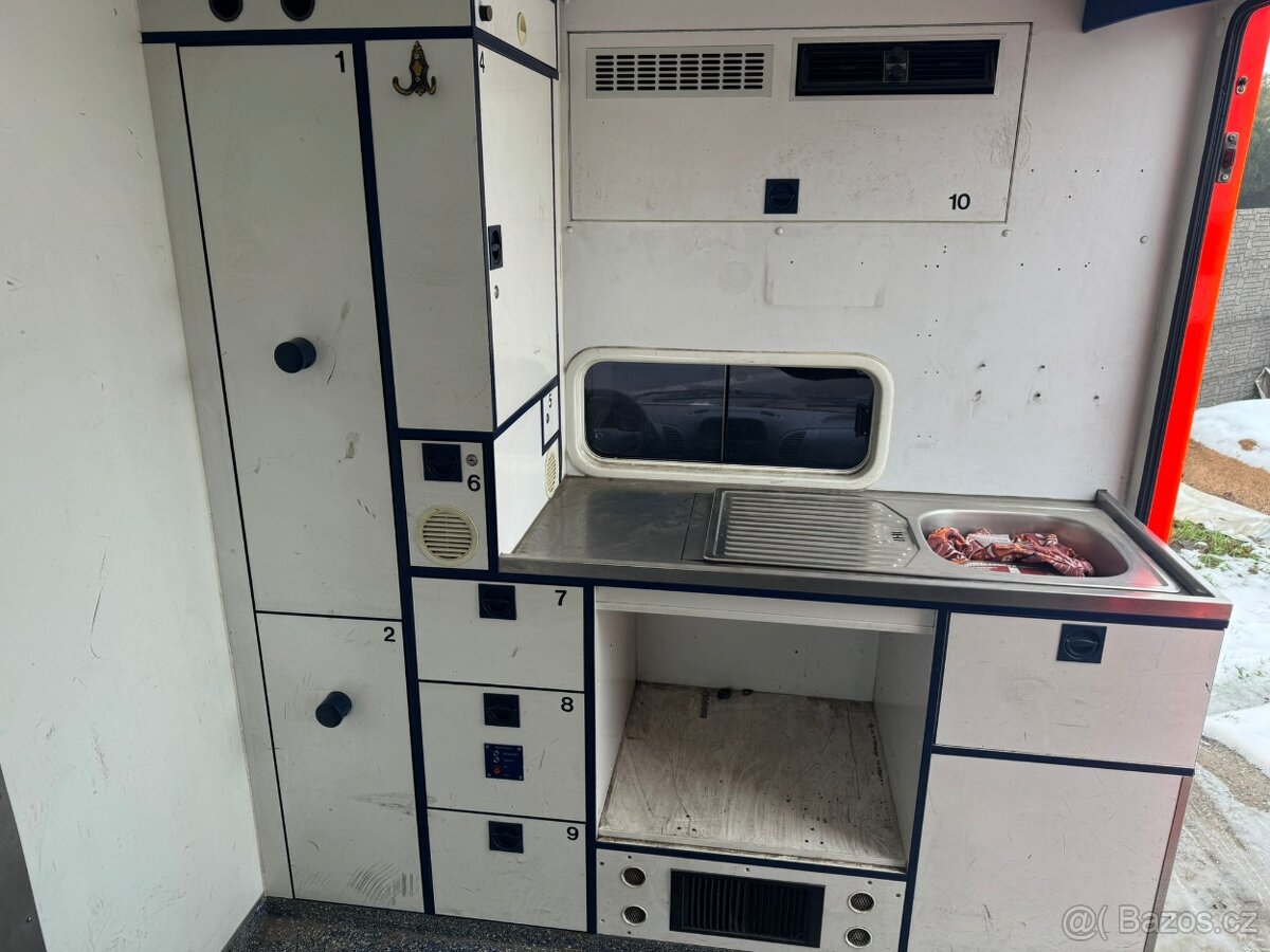 Nástavba ze sanitniho vozidla. - 12