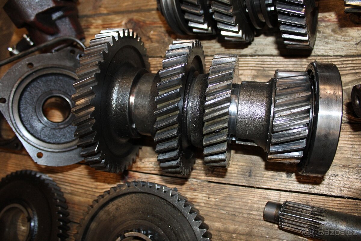 Zetor crystal převodovka obal meziskříň soukolí - 12