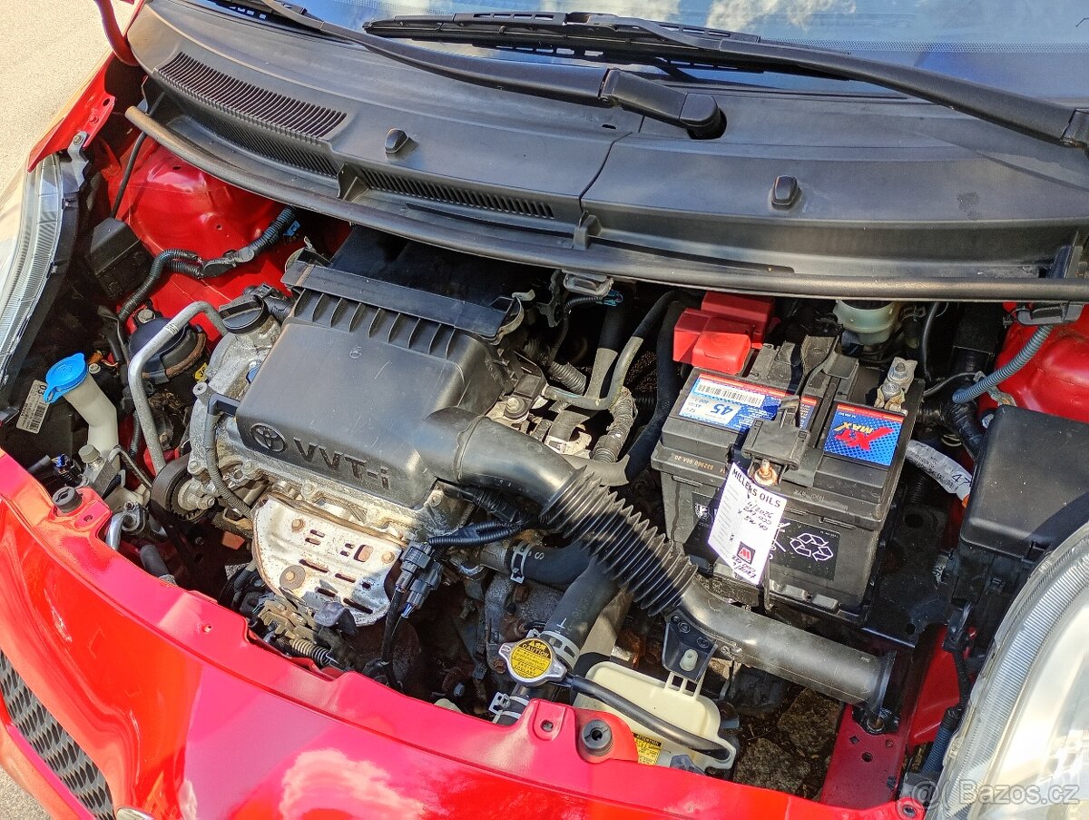 Toyota Yaris 1.3i - 12