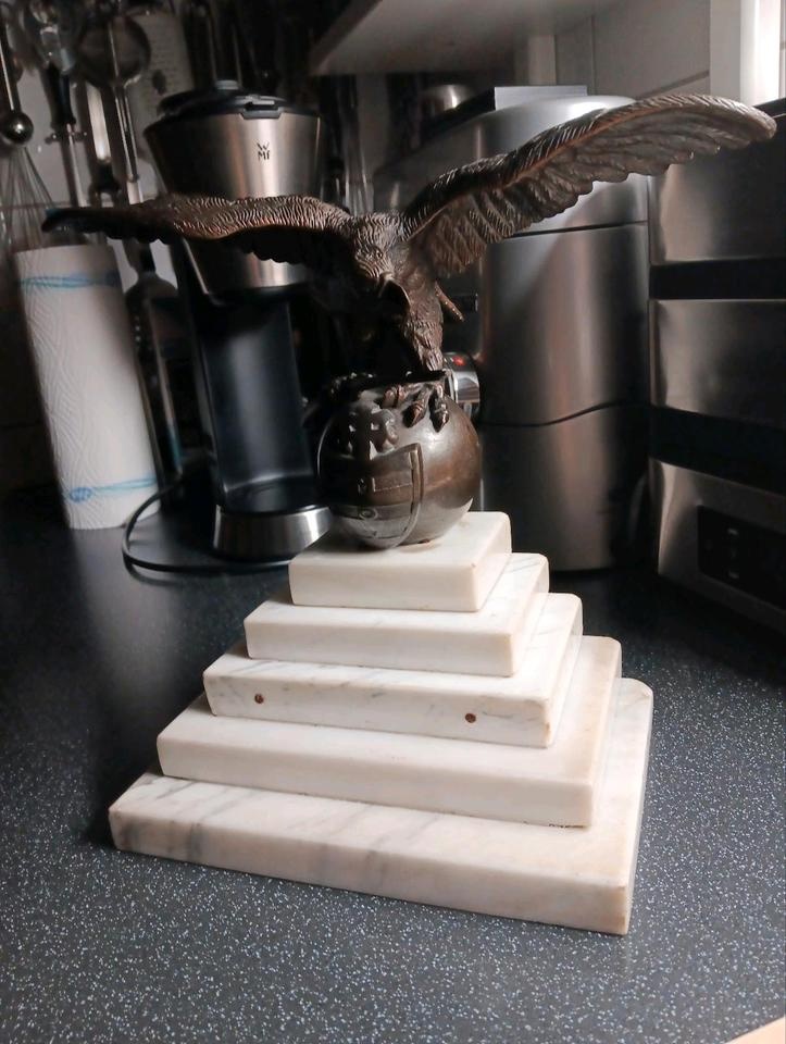 Bronzový orel na mramorovém podstavci – historická dekorace - 12