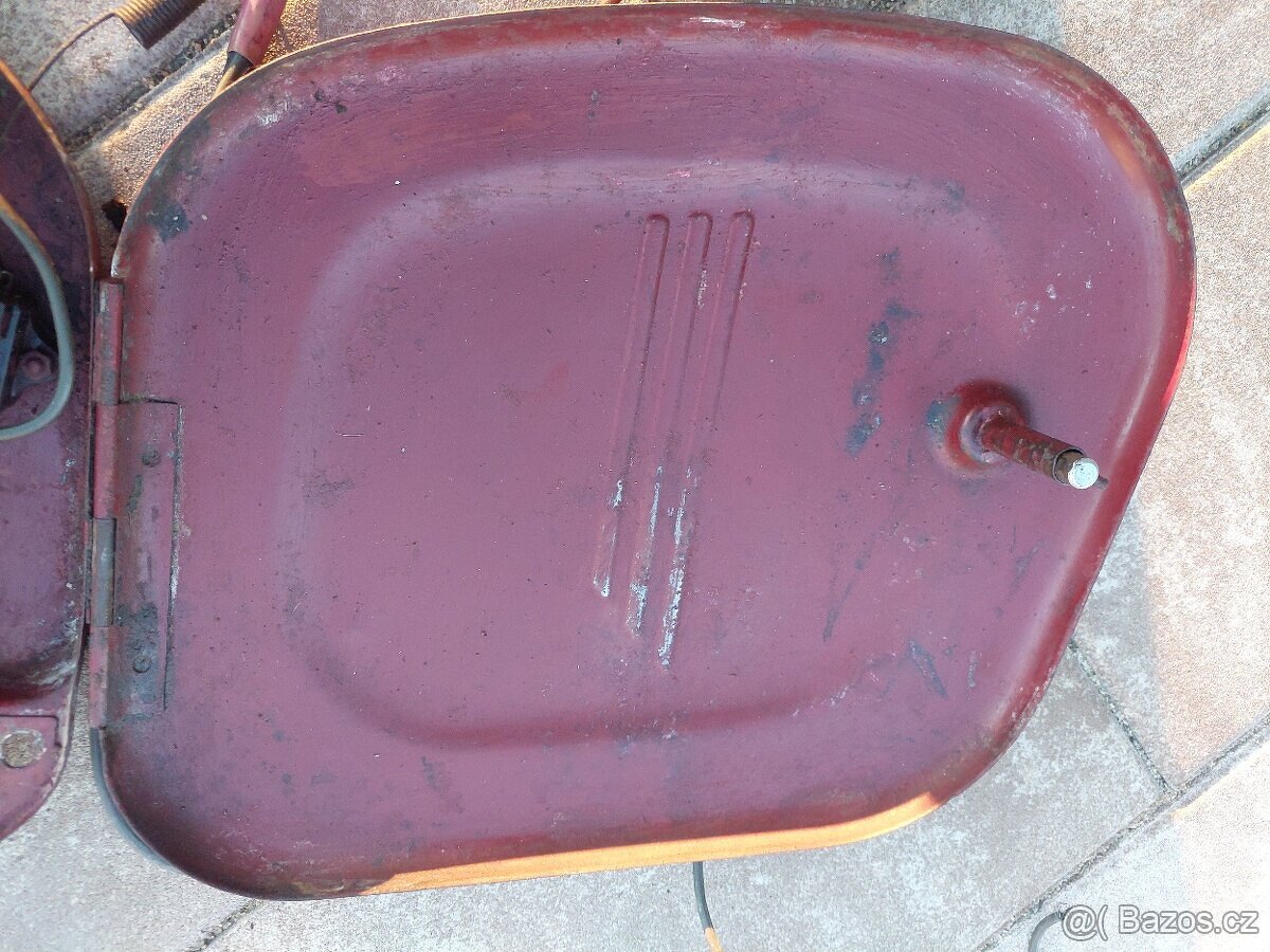 Jawa kyvacka, panelka - kastlik na naradi - 12