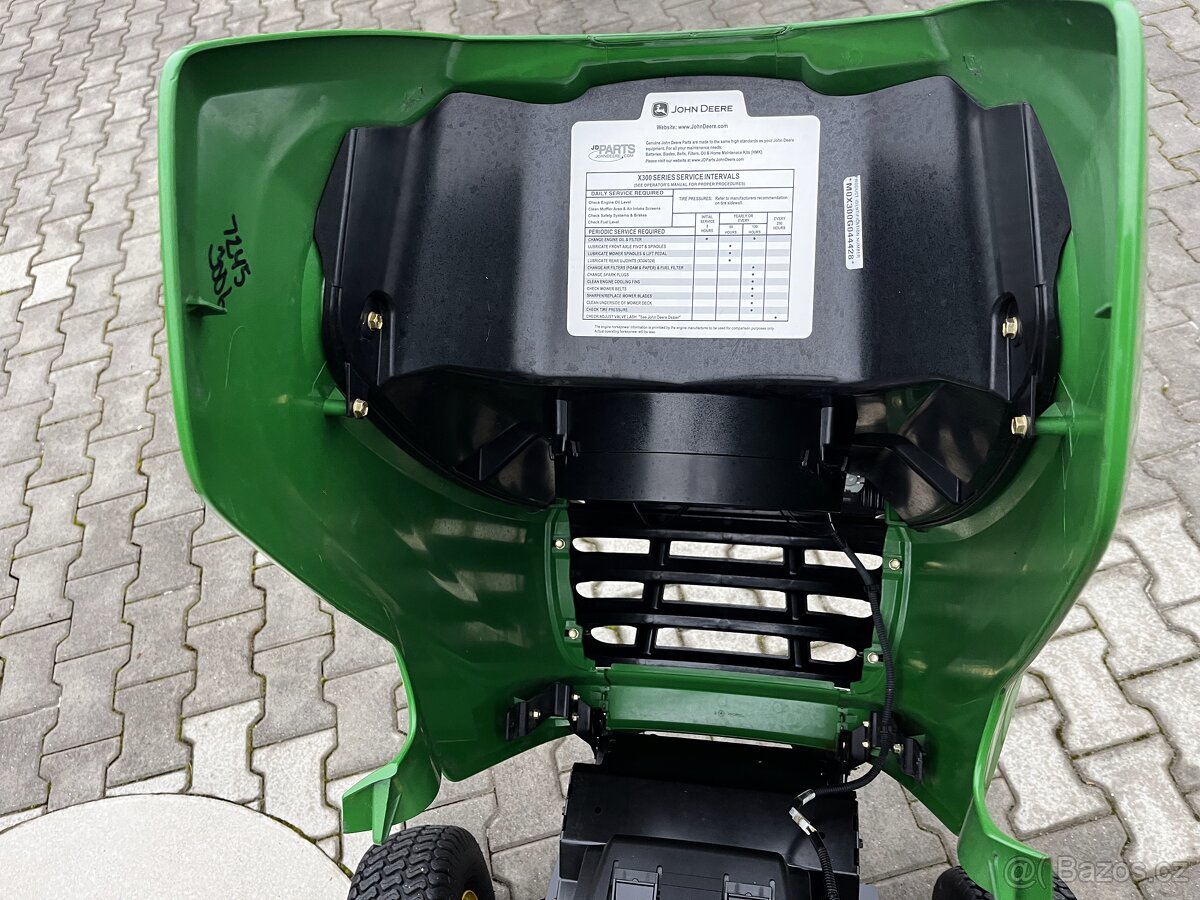 Zahradní traktor John Deere X300R - 12
