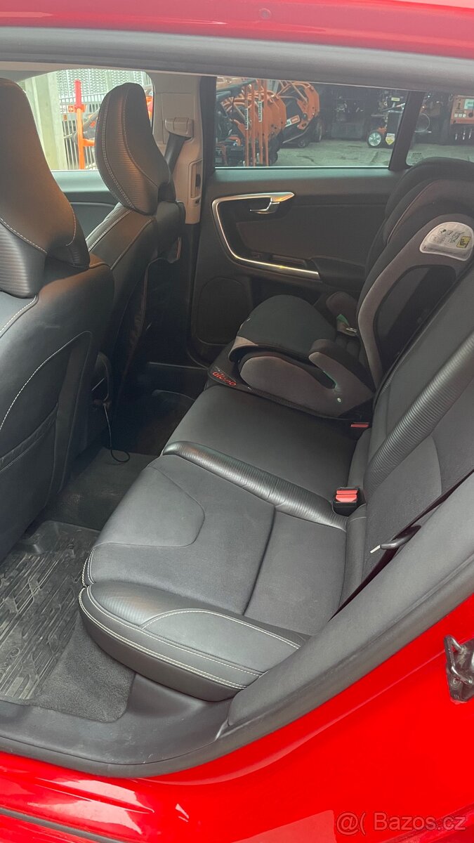 Volvo V60 D5, 151 KW R-design nebourané - 12