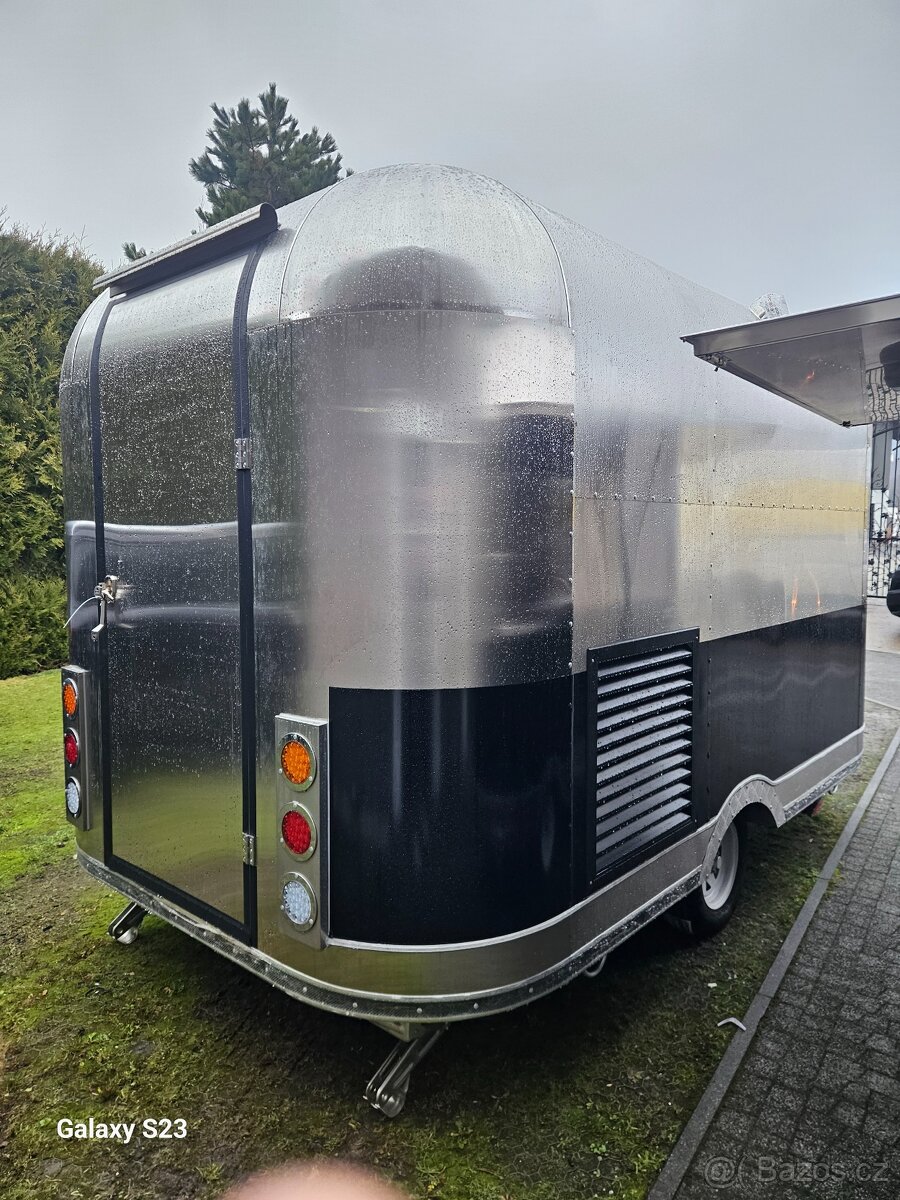 Food truck gastro přívěs v stylu Airstream - 12
