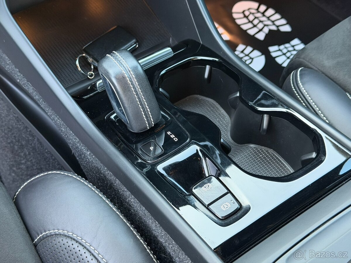 Volvo XC40 D3 R-Design AWD A/T - 12