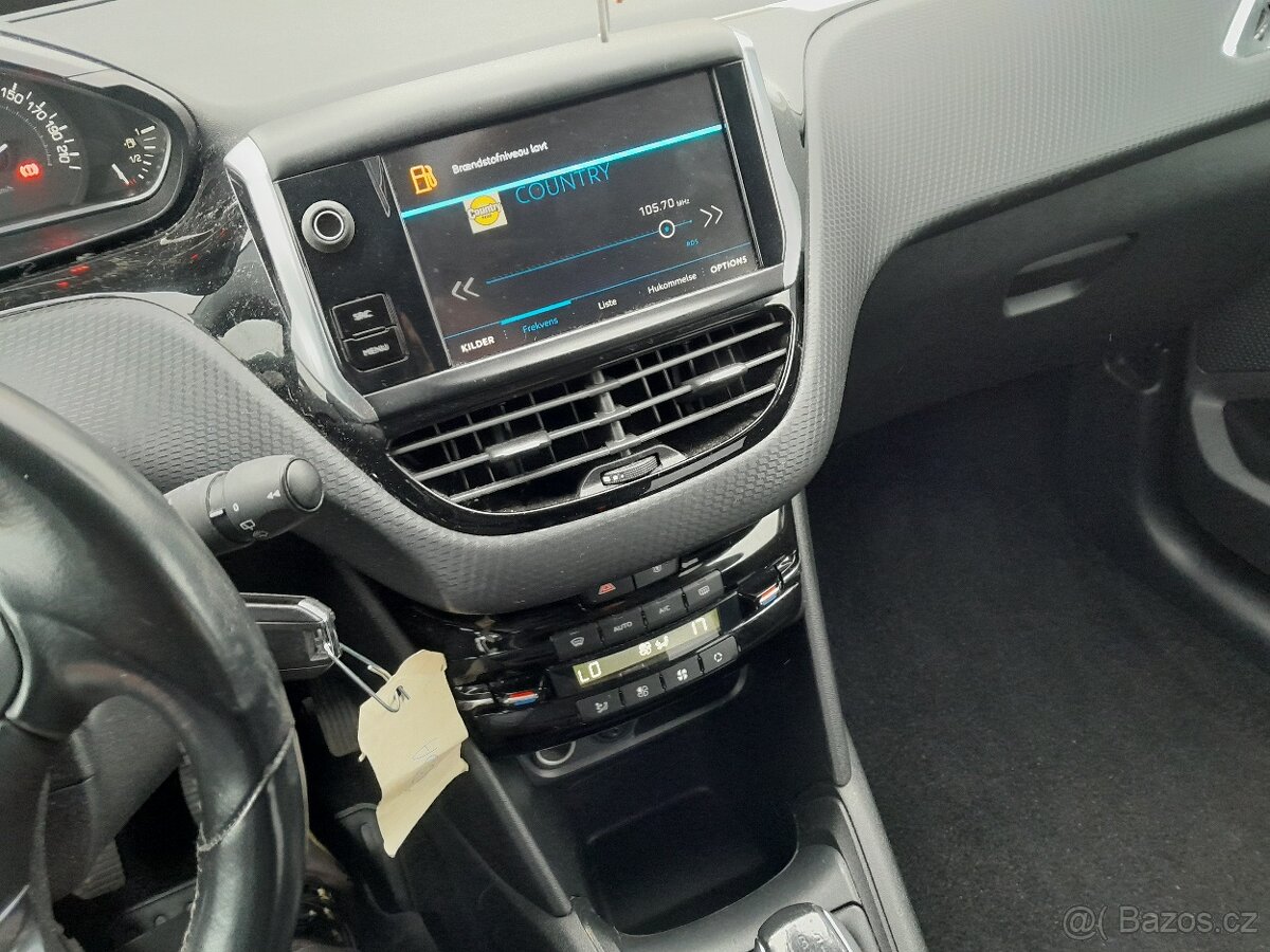 Peugeot 208 1.2 81 KW Panorama,kamera,serviska - 12