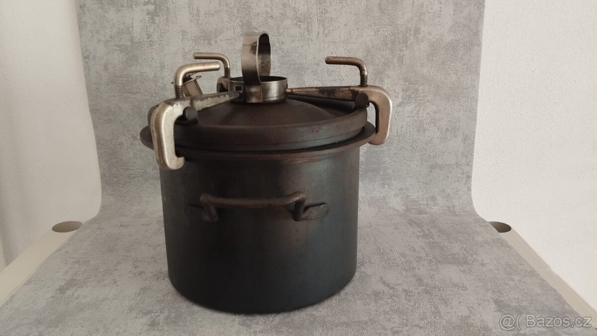 Velmi starý tlakový hrnec tzv.tlakáč D.R.G.M - 5,45kg - 12