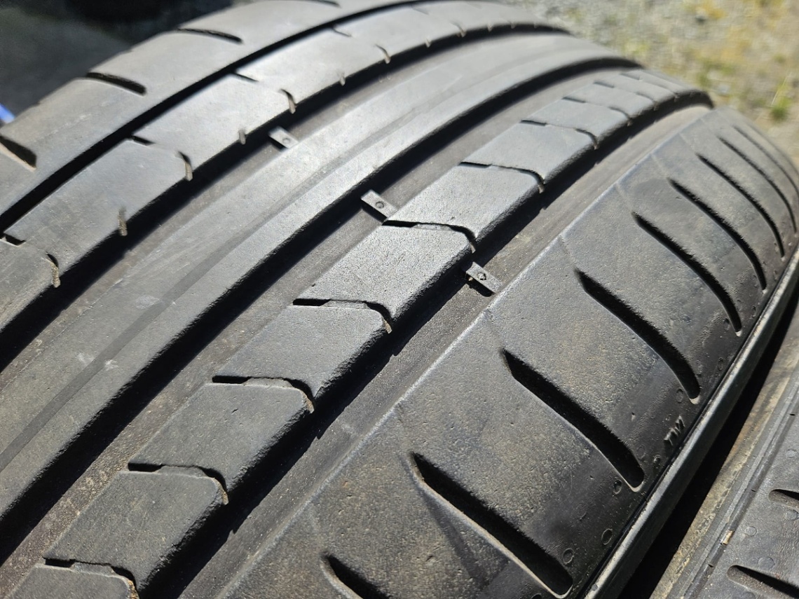 225/40R19 - 12