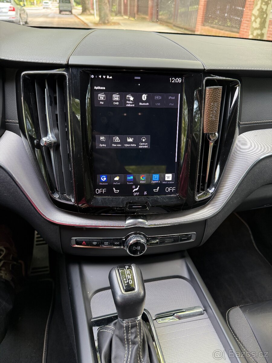 Volvo XC60 B4 R-Design, 140 kW, nez. topení, tažné zar - 12