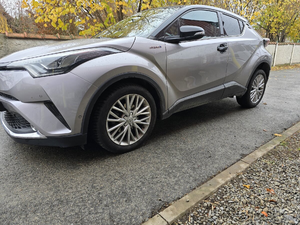 Toyota C-HR 1,8 hybrid 40 000 km - 12