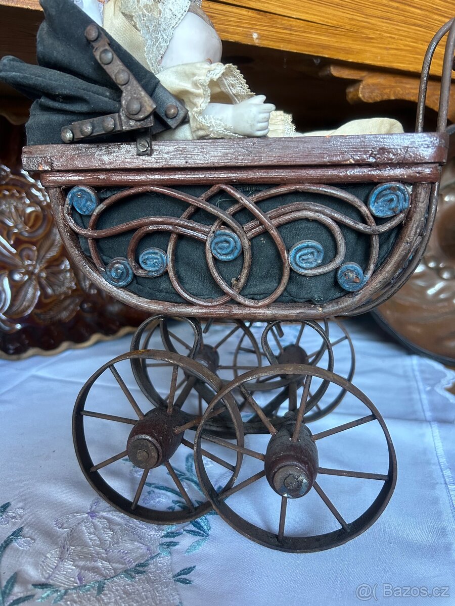 Sběratelský komplet – kočárek + porcelánová panenka - 12