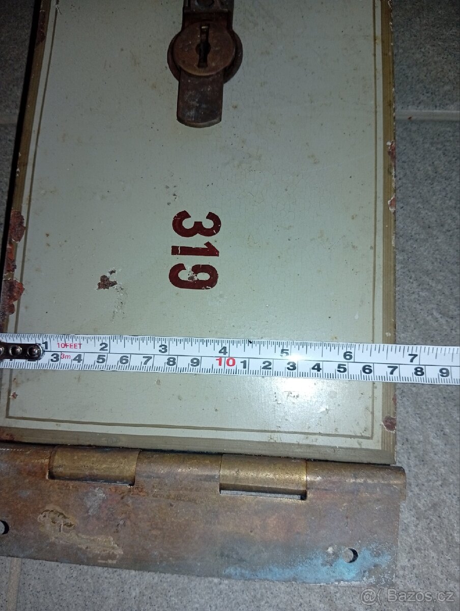 Staré dvířka od bezpečnostní schránky - 12