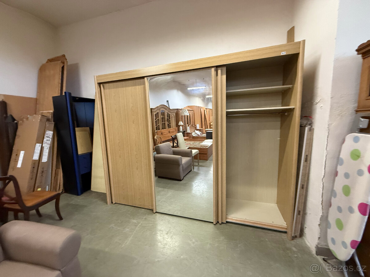 Třídveřová velká šatní skříň s posuvnými dveřmi - 12