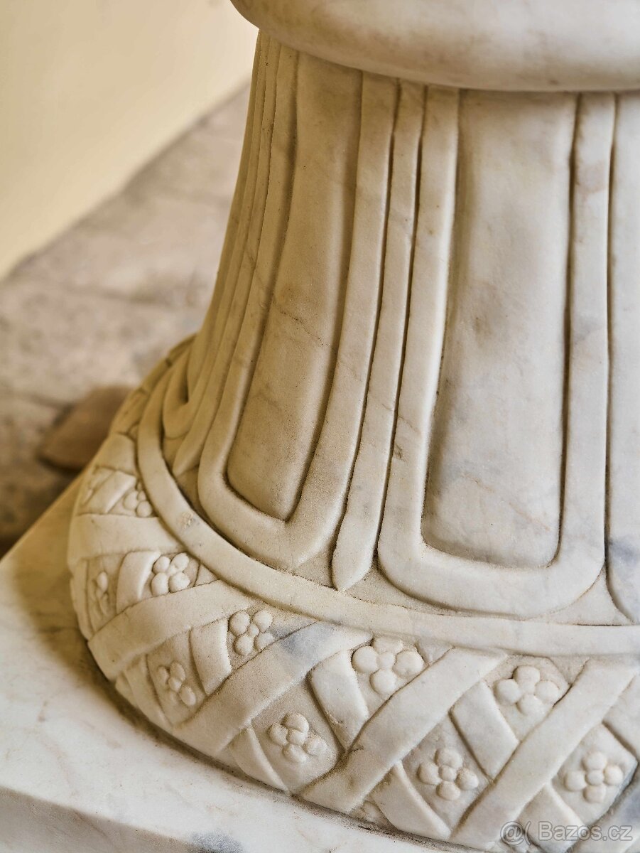Monumentální klasicistní mramorová váza s figurální výzdobou - 12