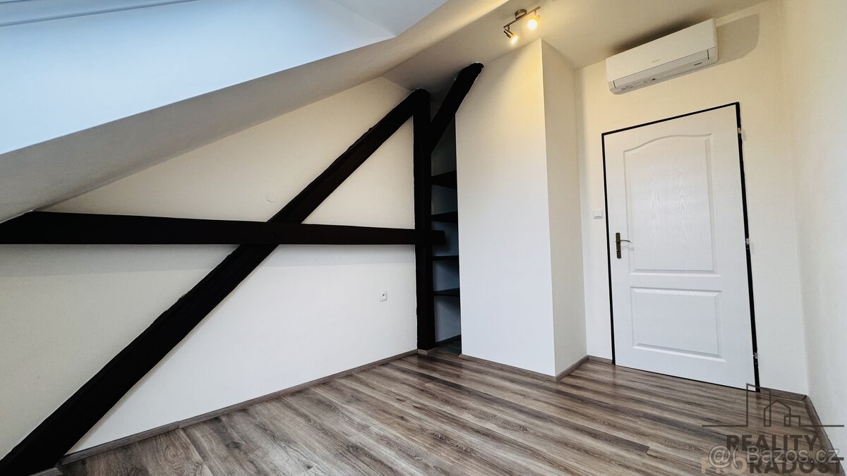 Pronájem prostorného podkrovního bytu 3+1 v Hodoníně – ulice - 12