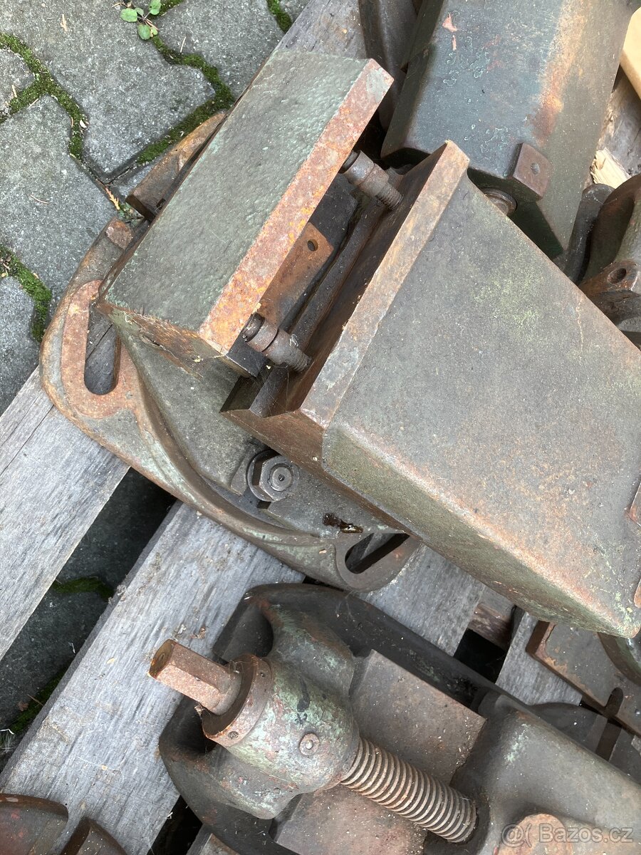 Otočný strojní svěrák 160mm - 12